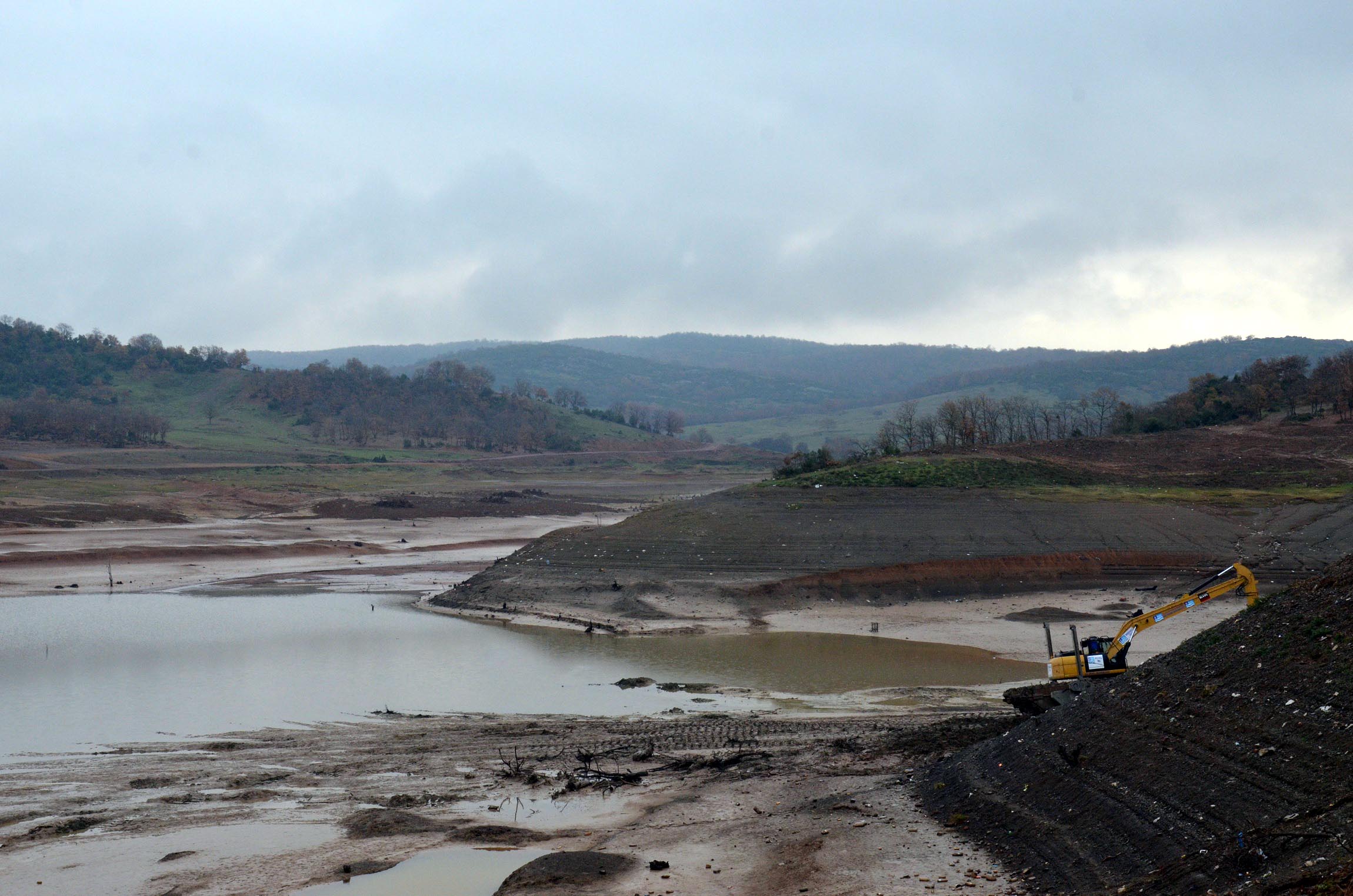 Denizli göletinde su kalmadı!