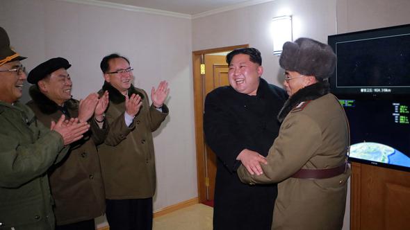 Kim Jong-un füze denemesi sırasında böyle kahkaha atmış!