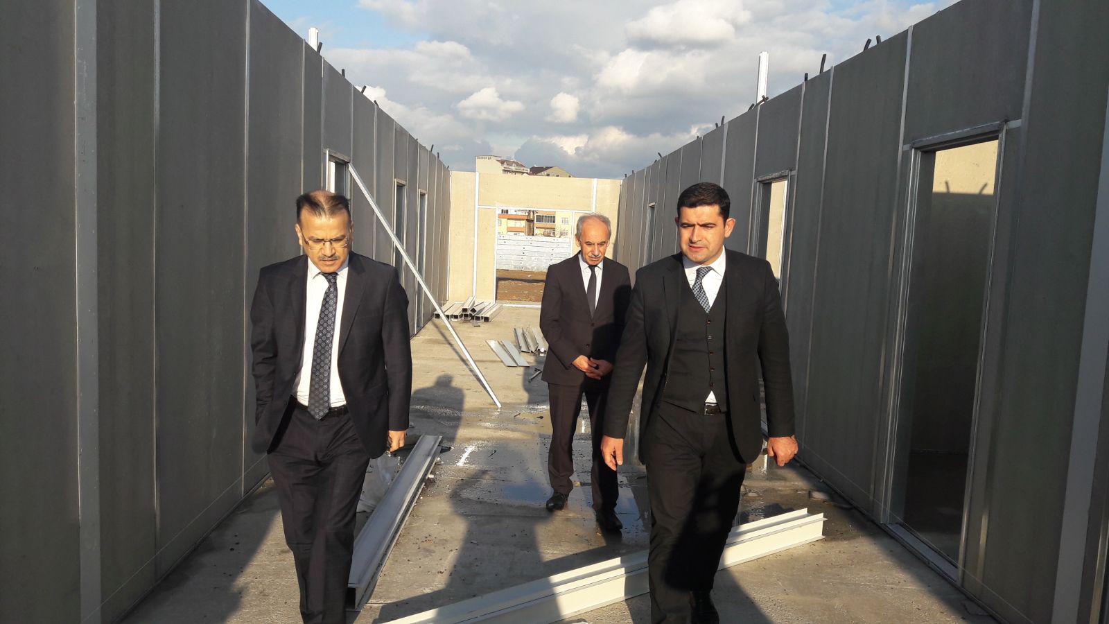 Okul inşaatını denetledi