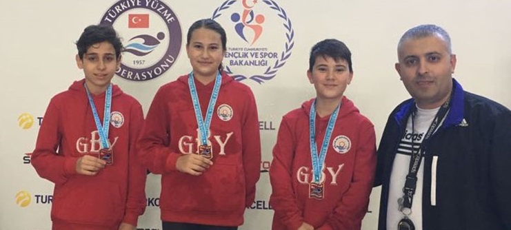 Yüzücüler barajı geçti