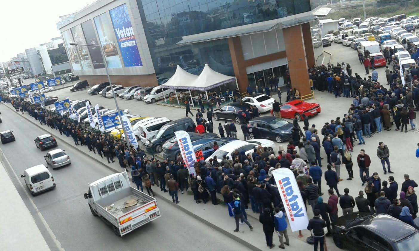 Saatlerce kuyrukta beklediler