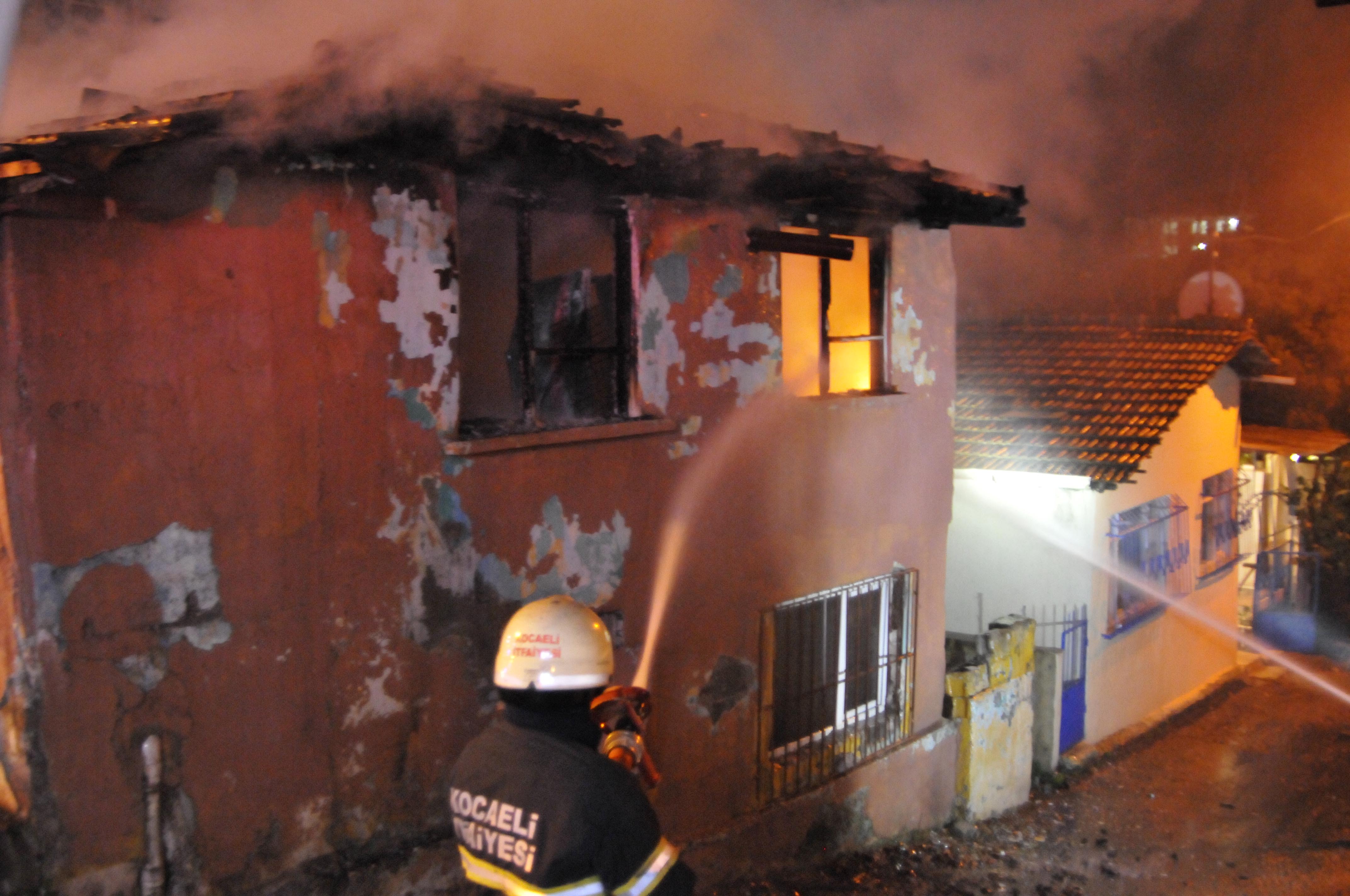  Tek katlı ev yandı