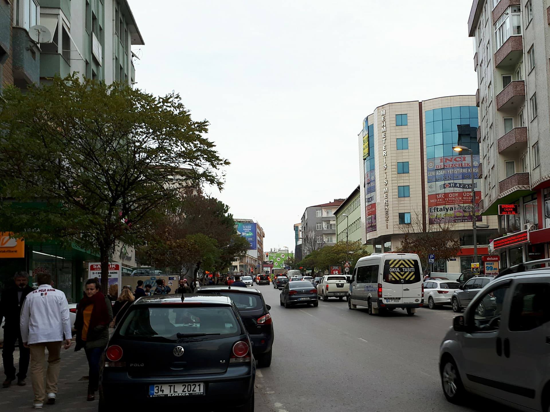 Atatürk Caddesi’nden trafik ve park sorunu