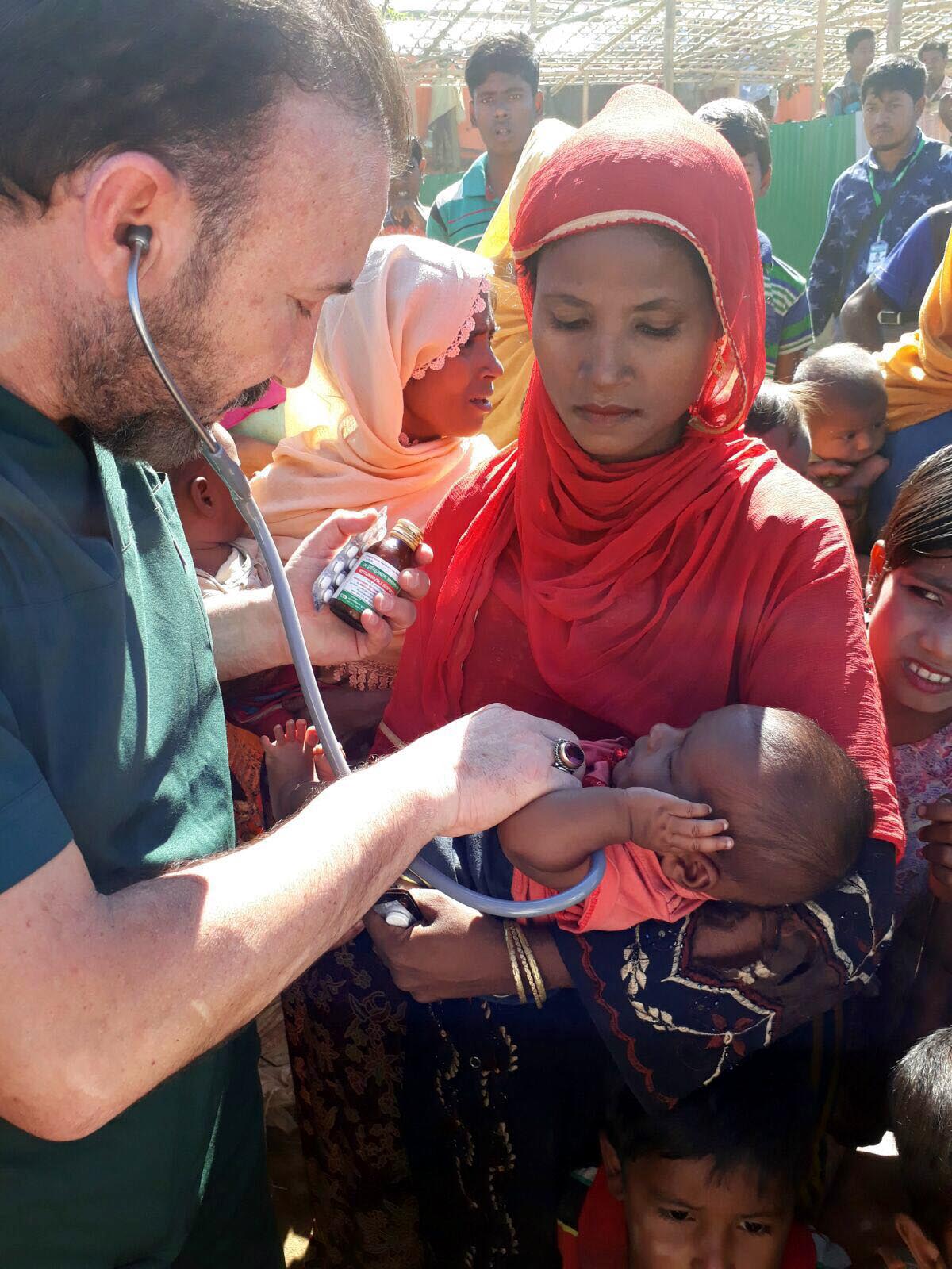  Arakanlı çocukları muayene etti