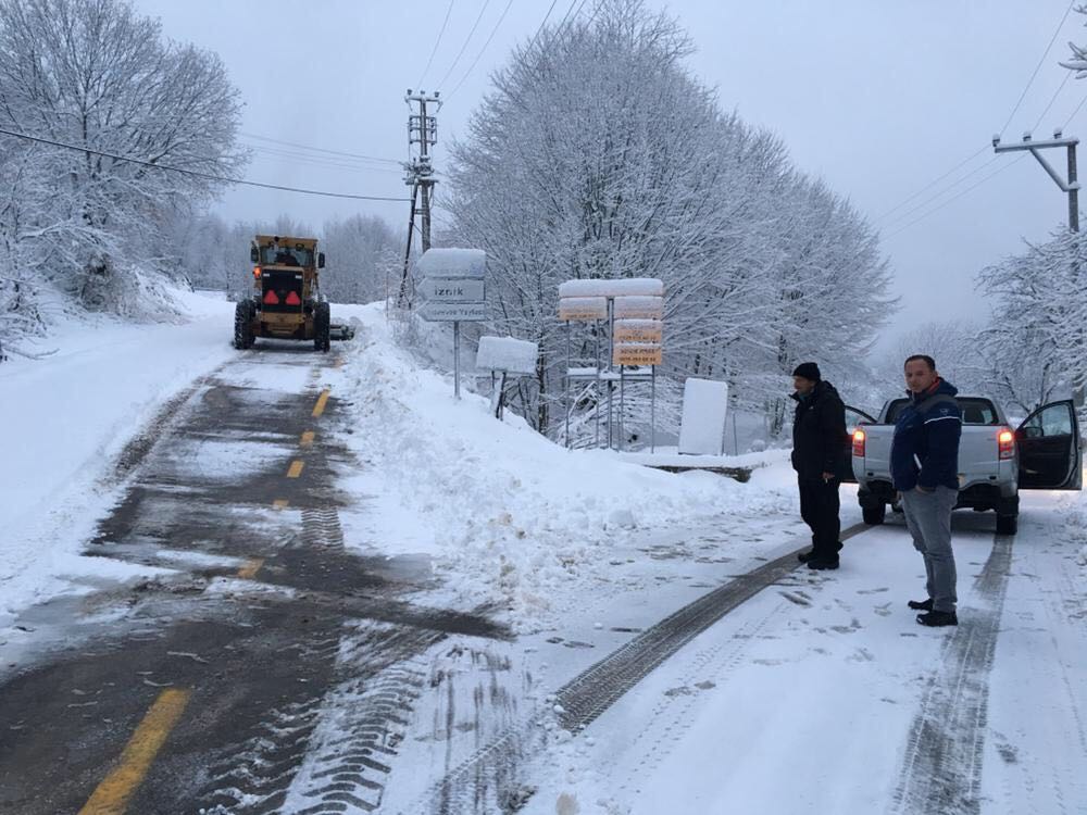 Ekipler karla mücadele ediyor