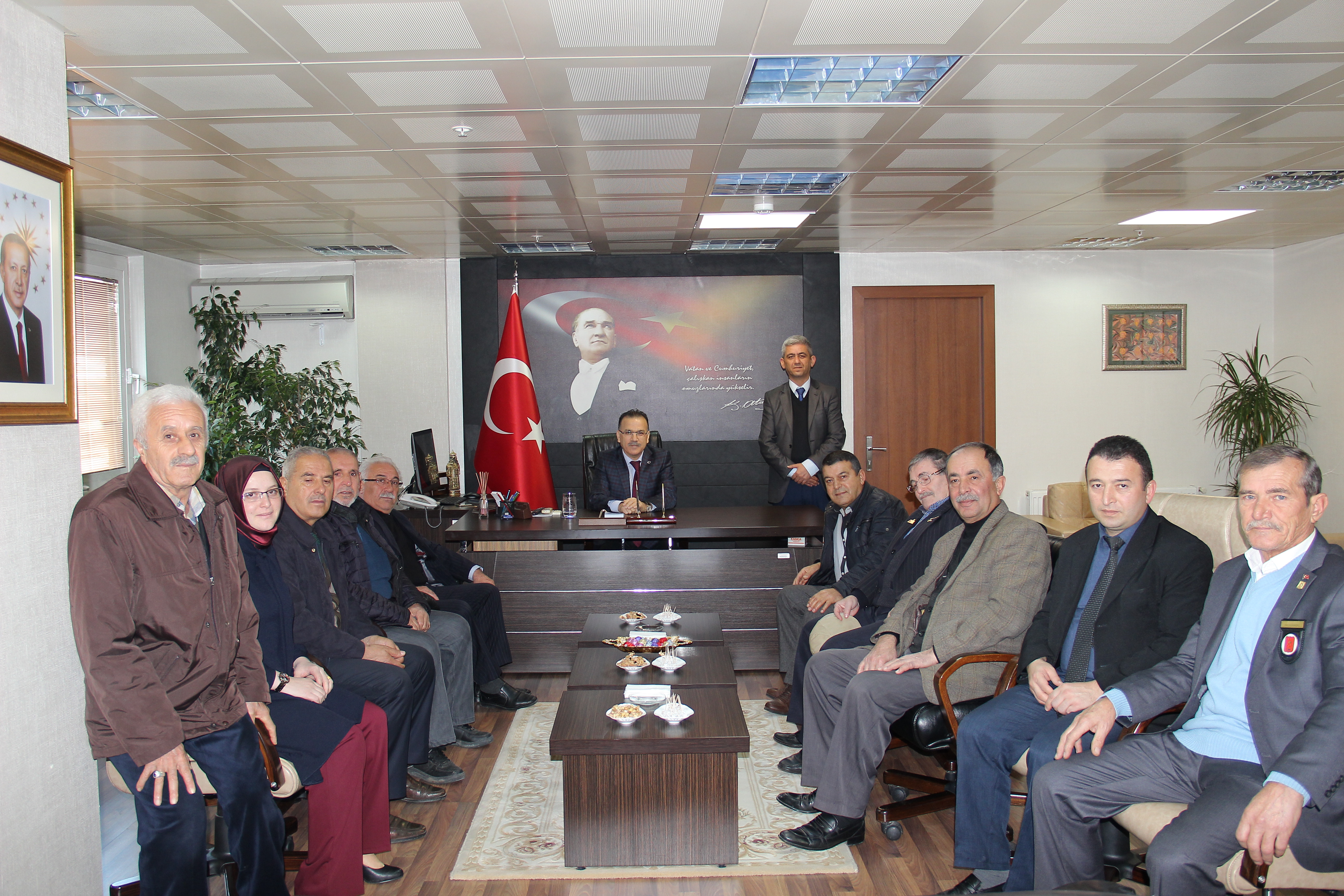 Gazilere takım elbise hediye etti