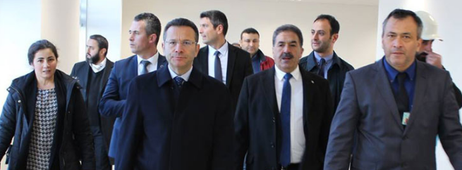 Vali Aksoy bitmeyen hastanede inceleme yaptı