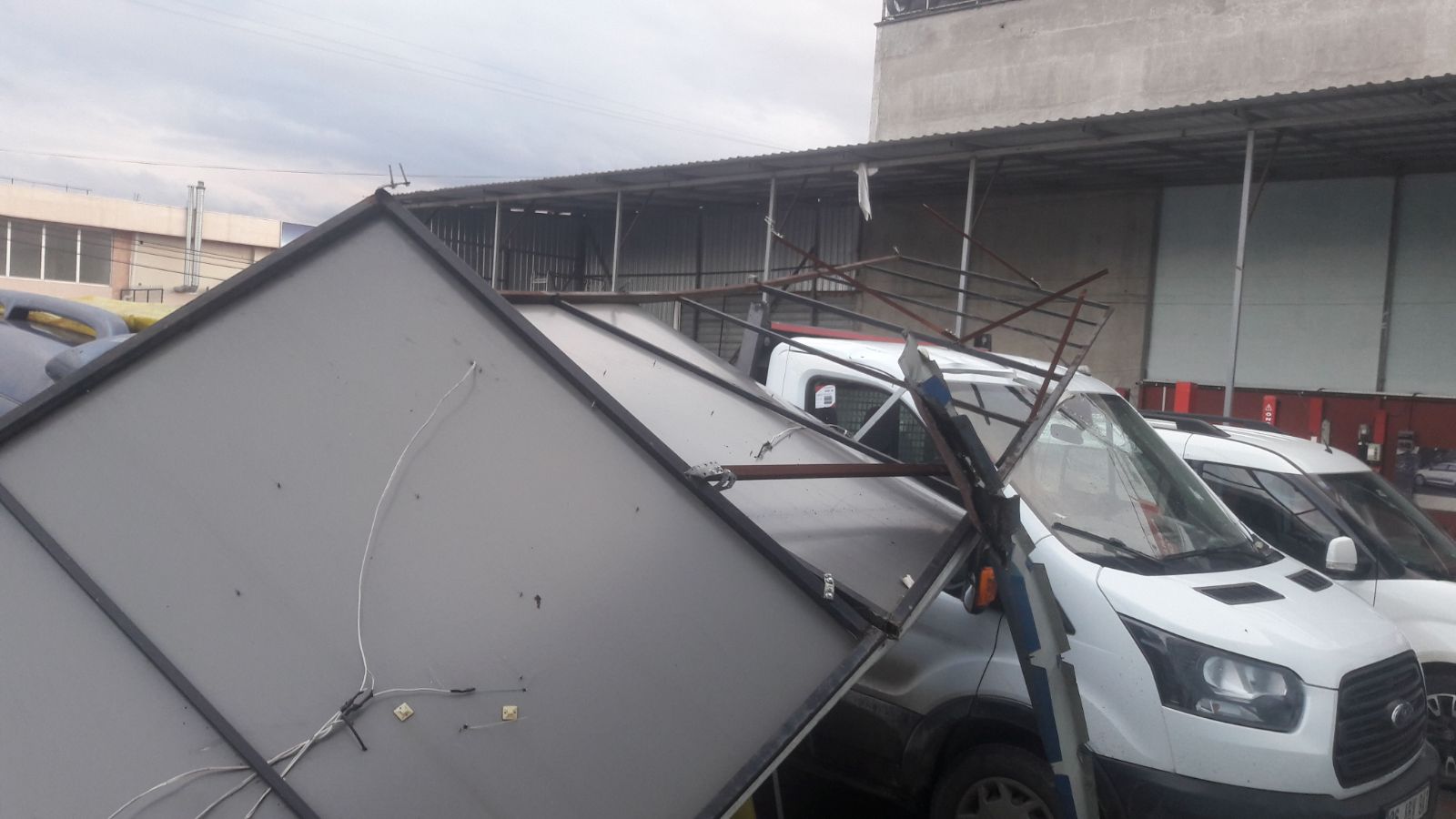 Fırtına tabelaları araçların üzerine uçurdu