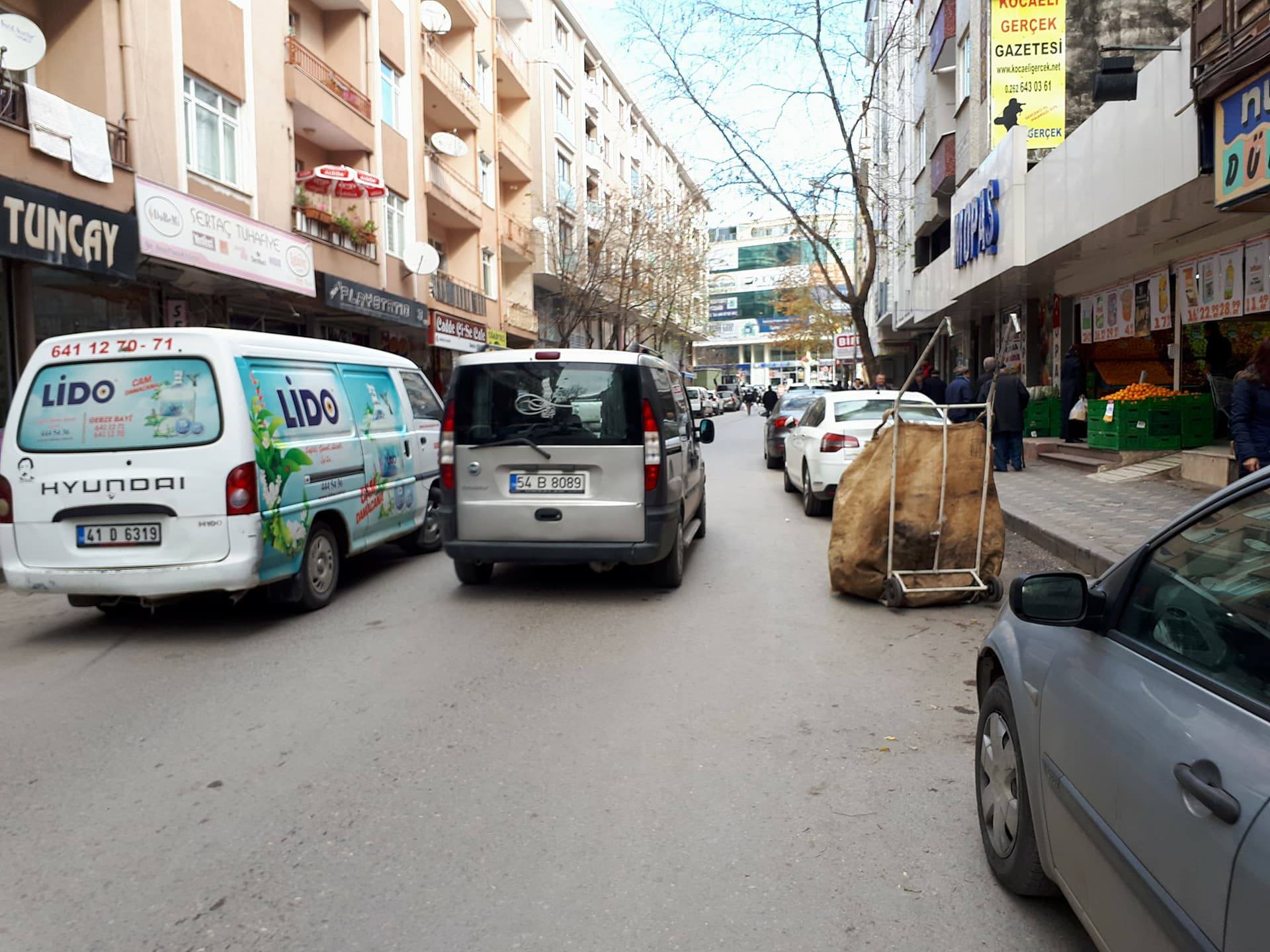 Ali Rıza Efendi Caddesi ’de geçit vermiyor!