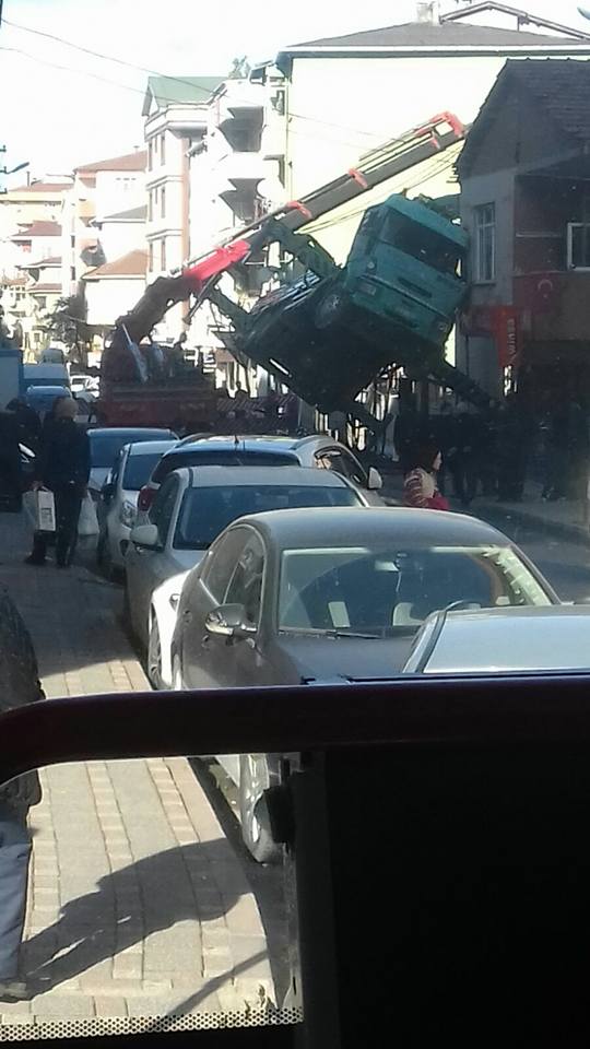 Devrilen vinç paniğe neden oldu