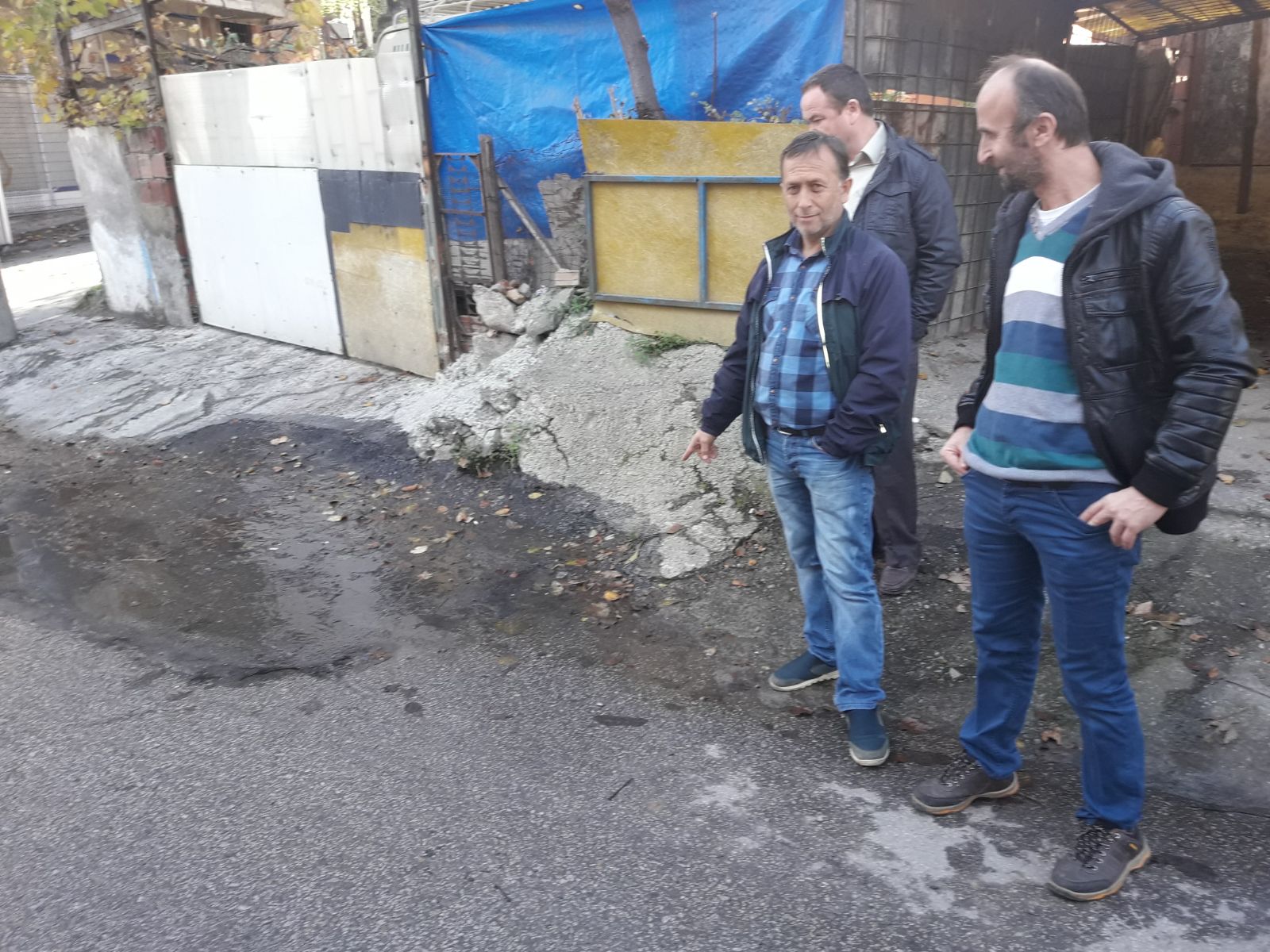 Kanalizasyon sokağa akıyor