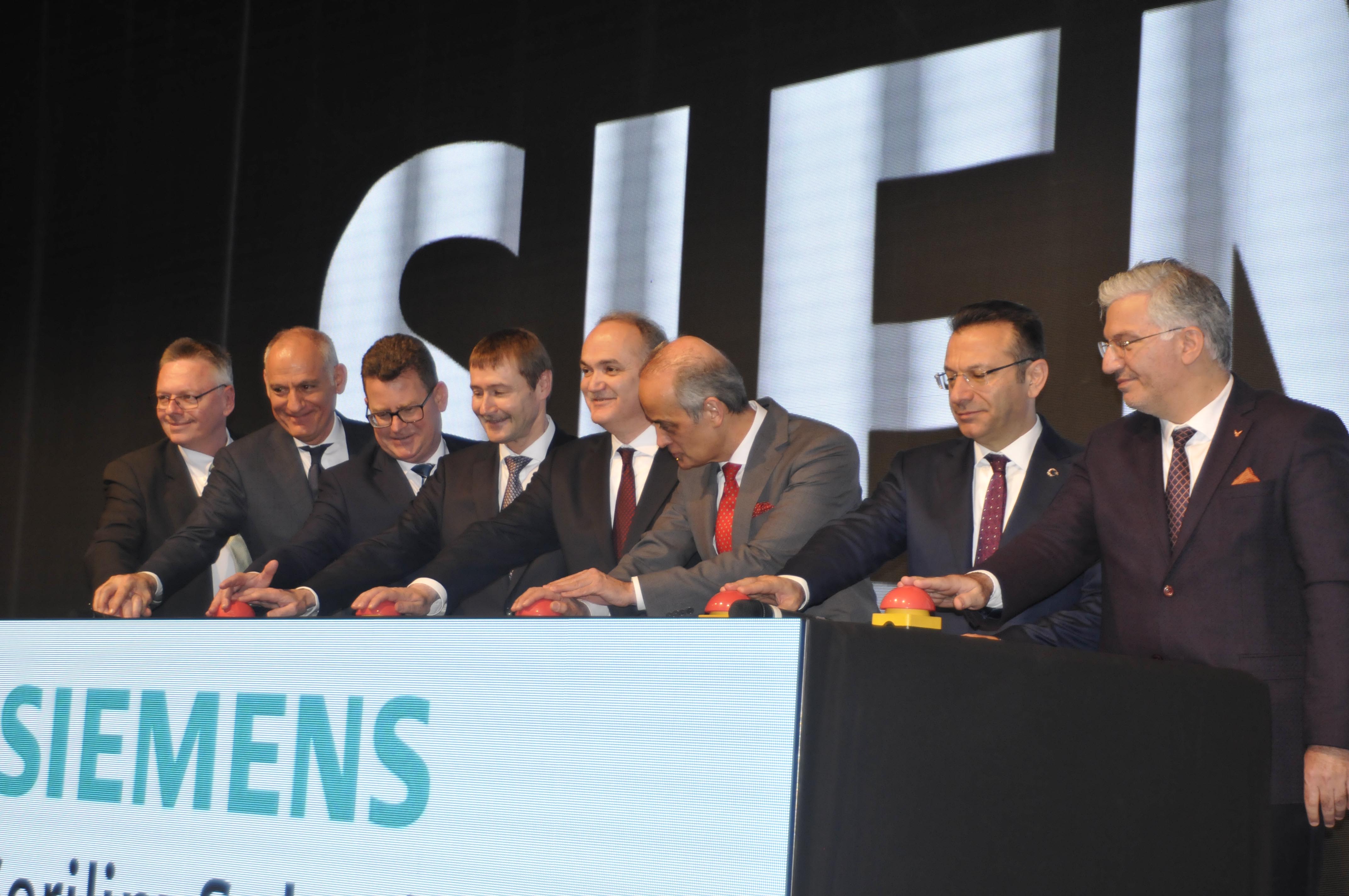 Siemens'in  fabrikasını bakan Özlü açtı