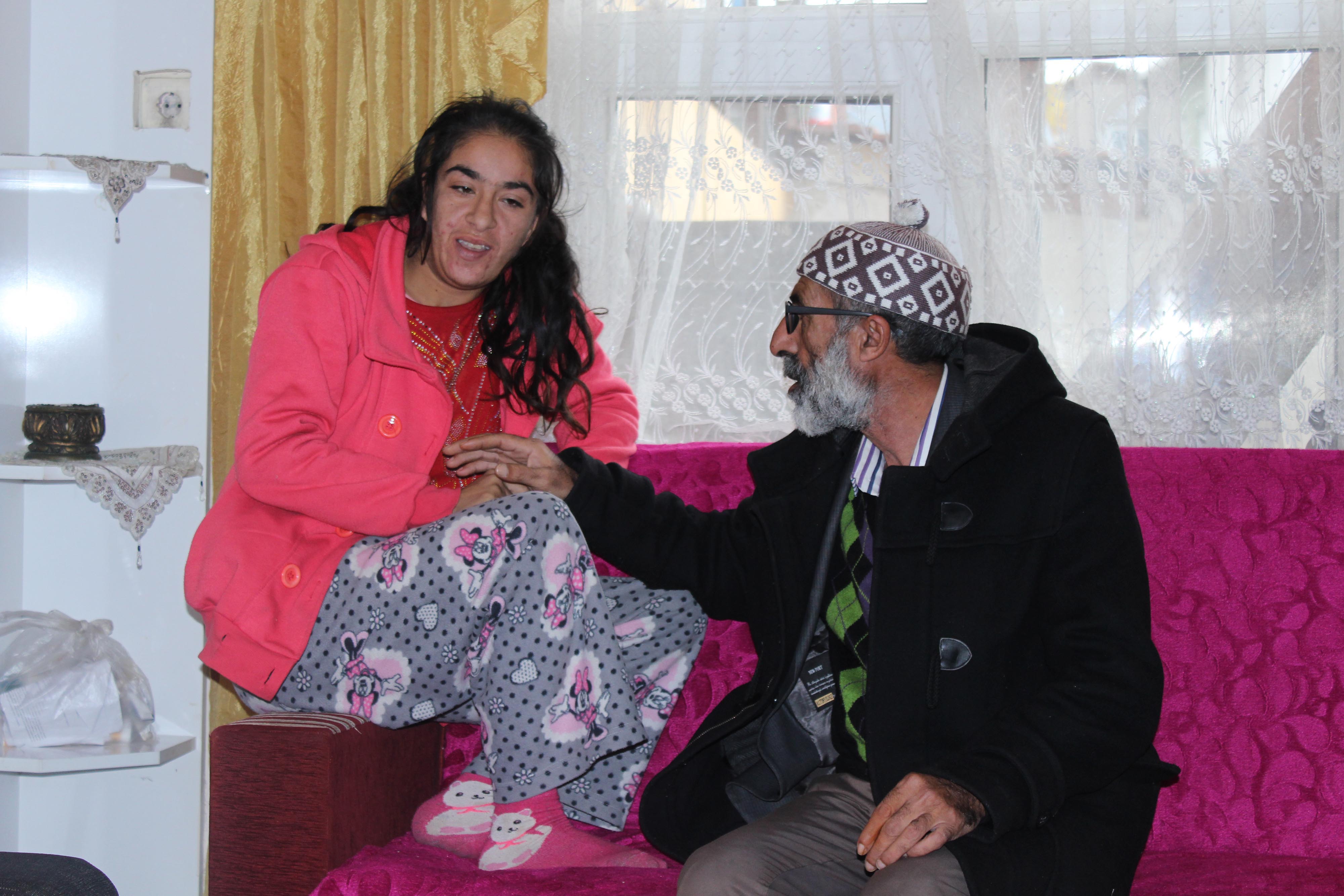 Tek istekleri kızlarının 'Anne, baba' demesi