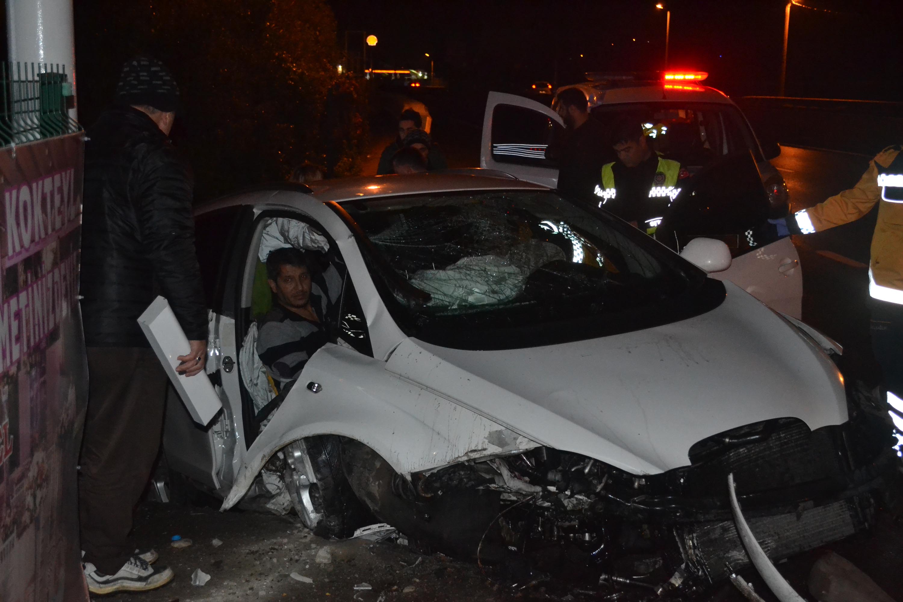 Otomobil bariyerlere çarptı