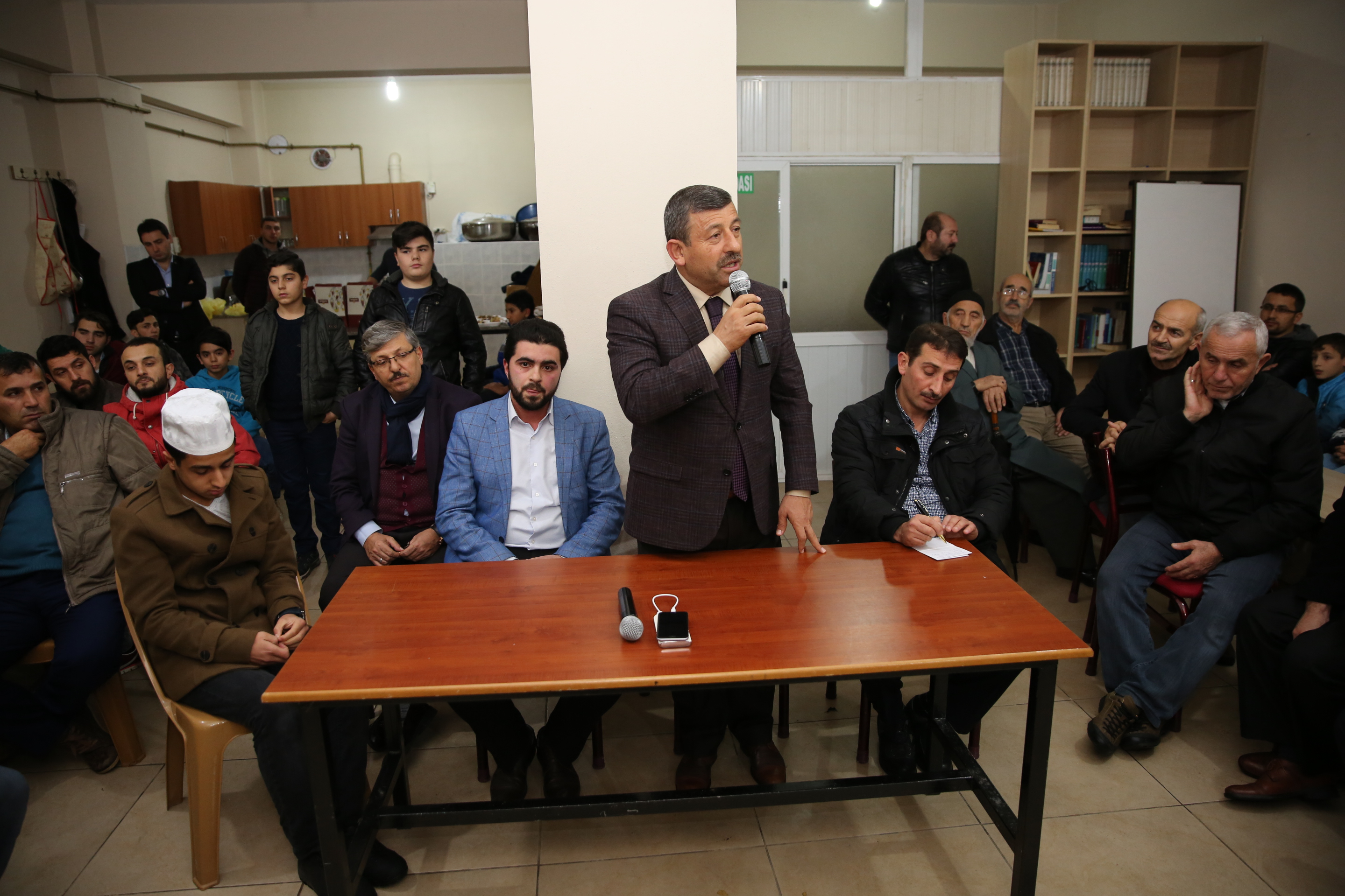 Karabacak, gençlerle bir araya geldi