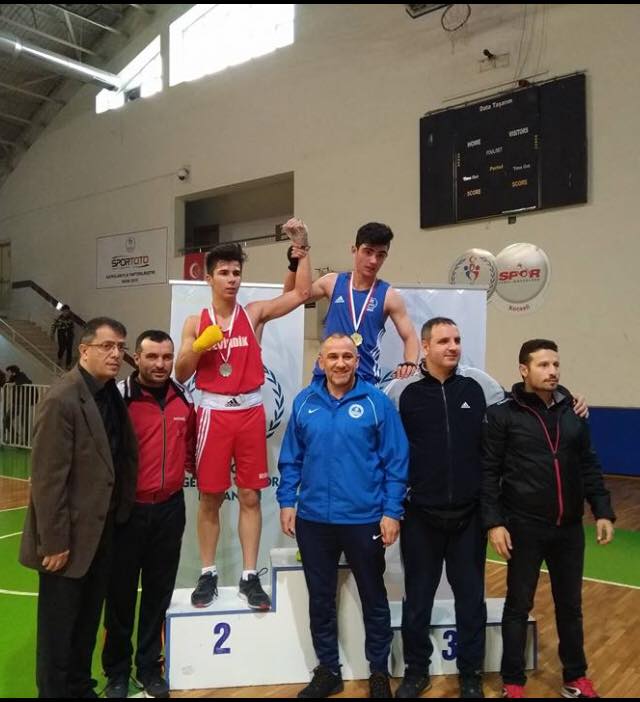 Boksörler madalyaları topladı