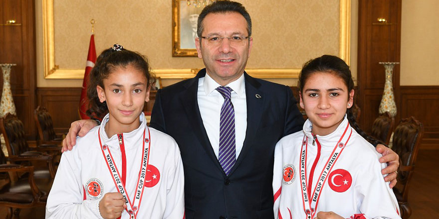 ŞAMPİYONLAR VALİ AKSOY’U ZİYARET ETTİ