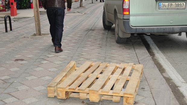 Kaldırımda yürürken dikkat edin