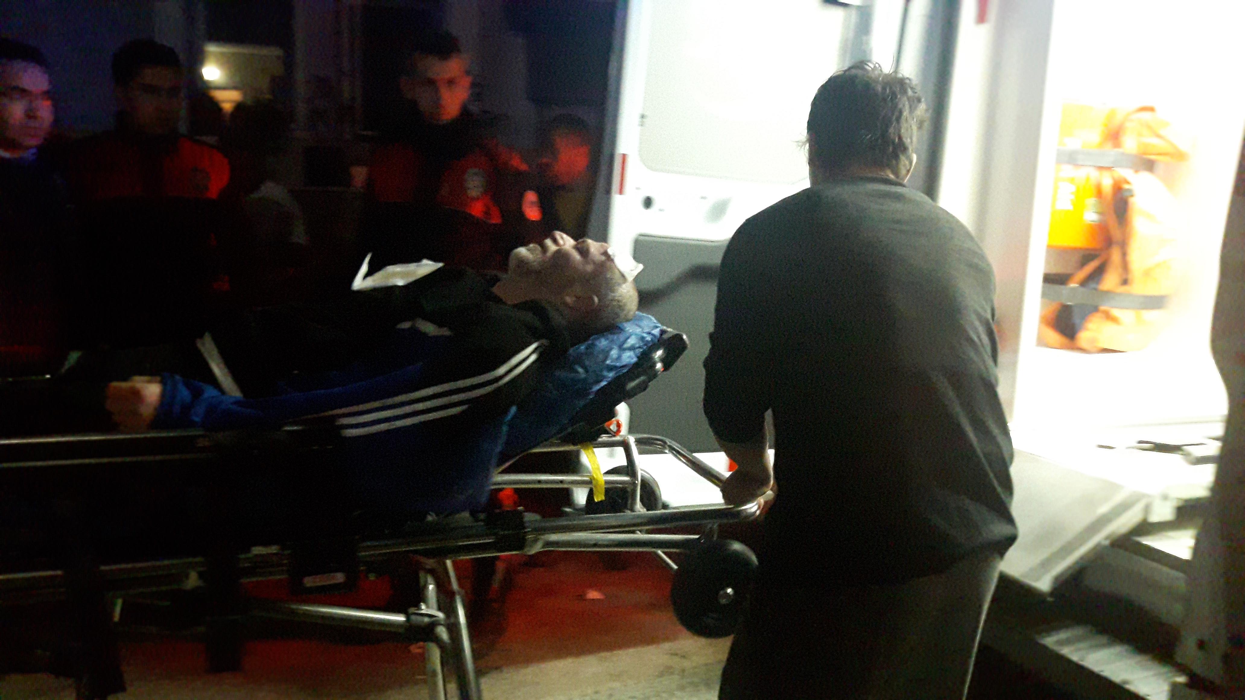 Ağabeyine balta ile saldırdı