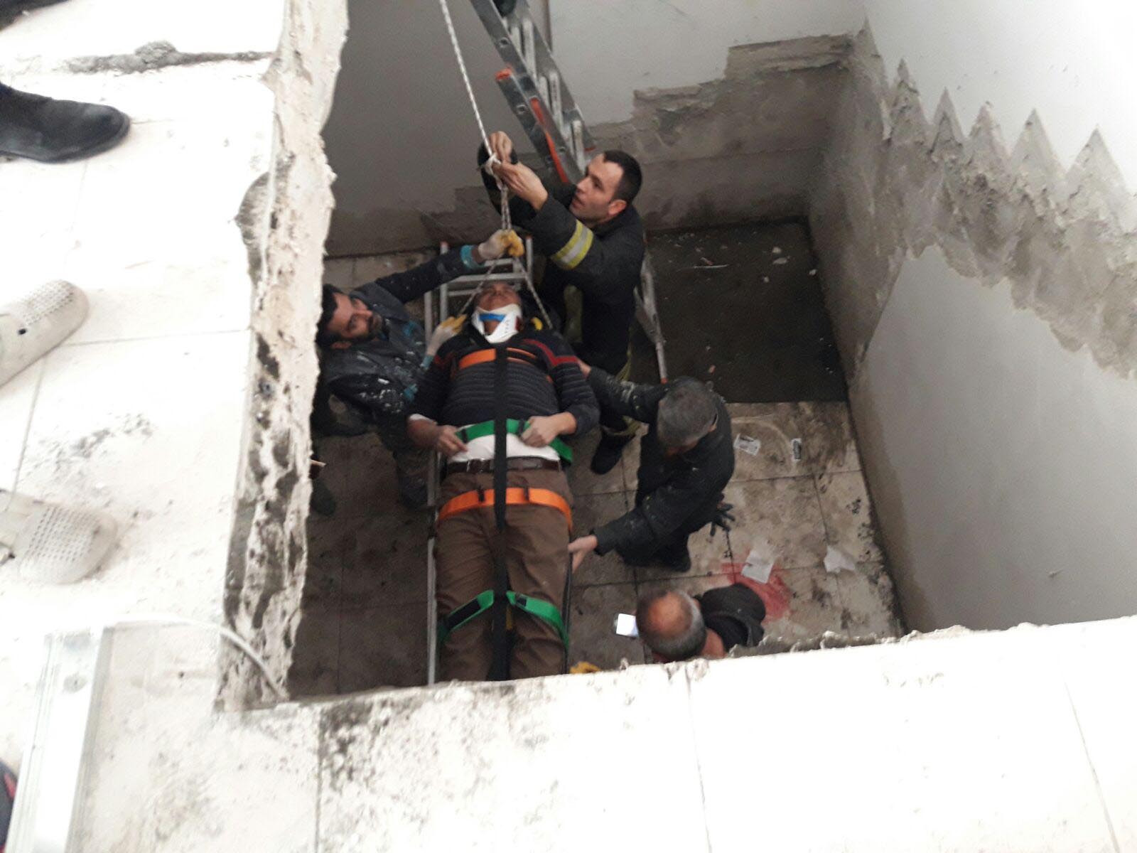 Merdiven boşluğundan düştü!