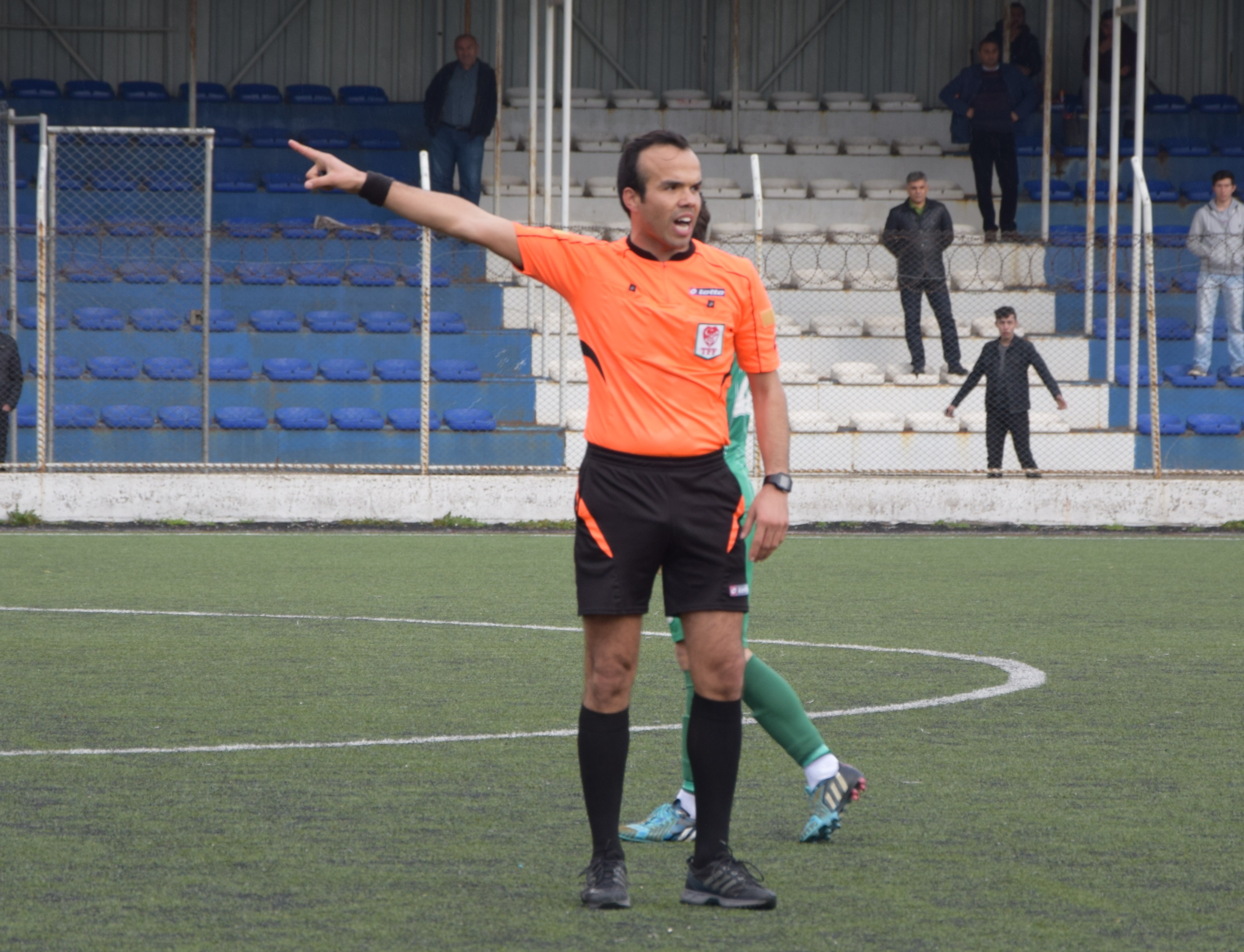 HAKEMLER SAÇMALIYOR