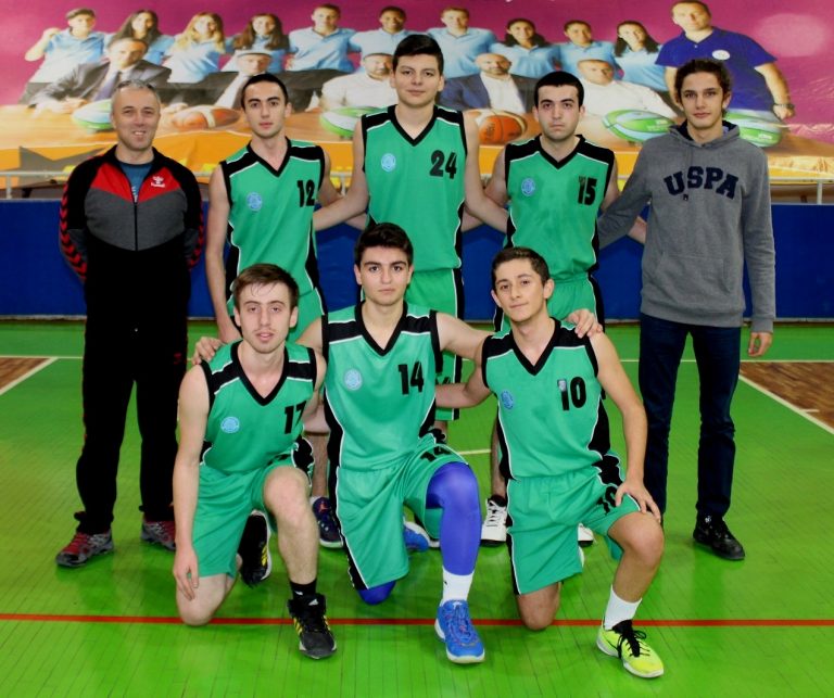 Salonu liseli erkek basketbolcular inletti!