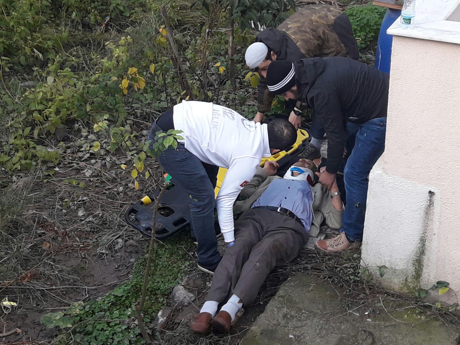 Kaldırımdan bahçeye düşüp yaralandı