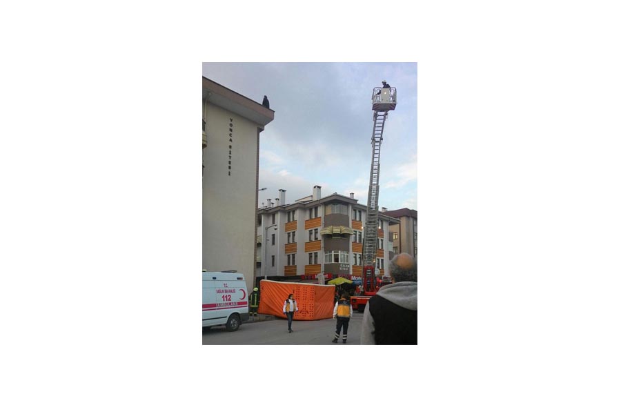 Çatıya çıkarak intihar etmek istedi