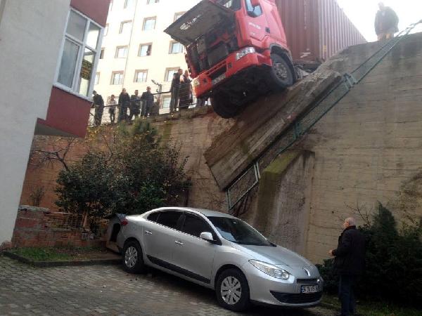 Freni boşalan TIR, site duvarını yıktı