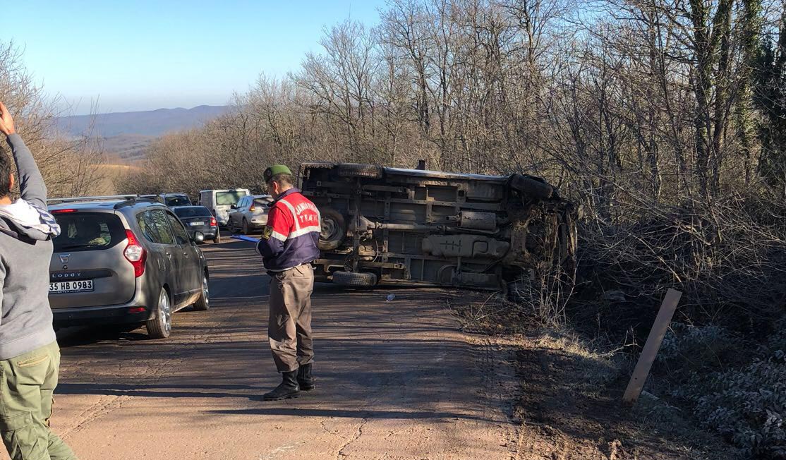 Minibüs devrildi, sürücü yaralandı