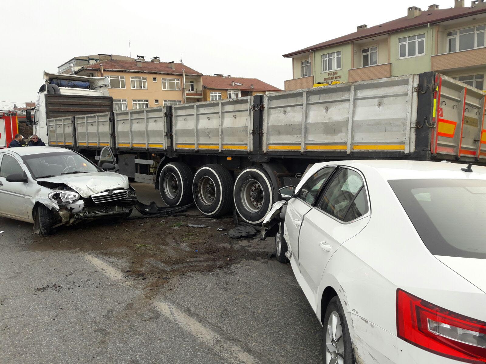 Çarpışan otomobiller kamyonun altına girdi