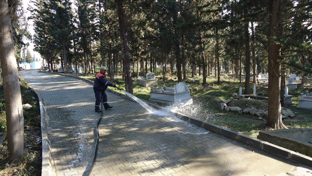 Dilovası’nda mezarlıklar temizleniyor