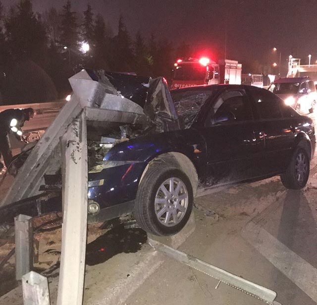 Otomobil bariyerlere girdi: 2 yaralı