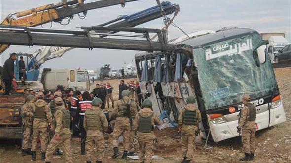 Son dakika... Silopi'de Irak'a yolcu taşıyan otobüs devrildi: 9 ölü, 28 yaralı