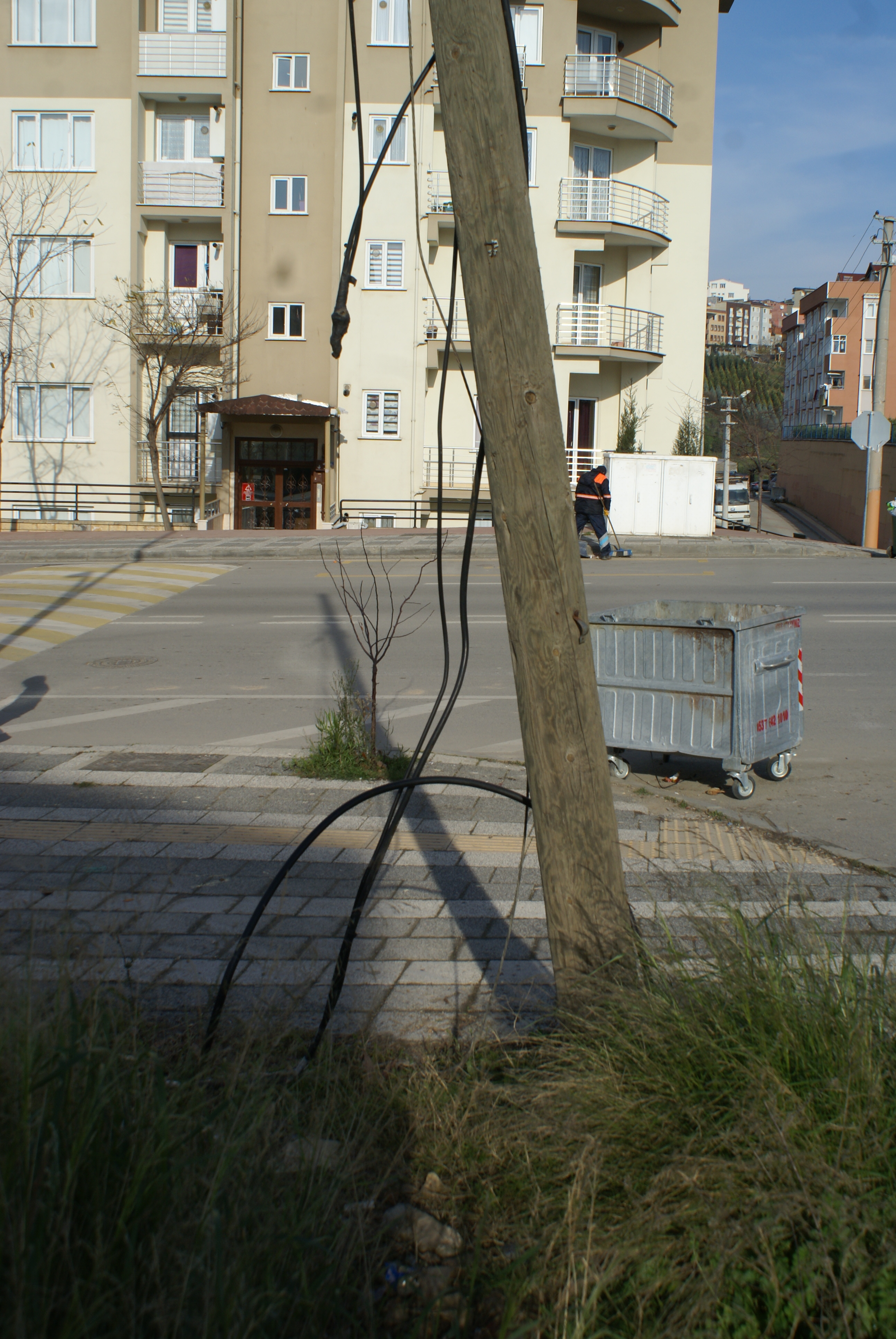 Kablolar yerlerde sürünüyor