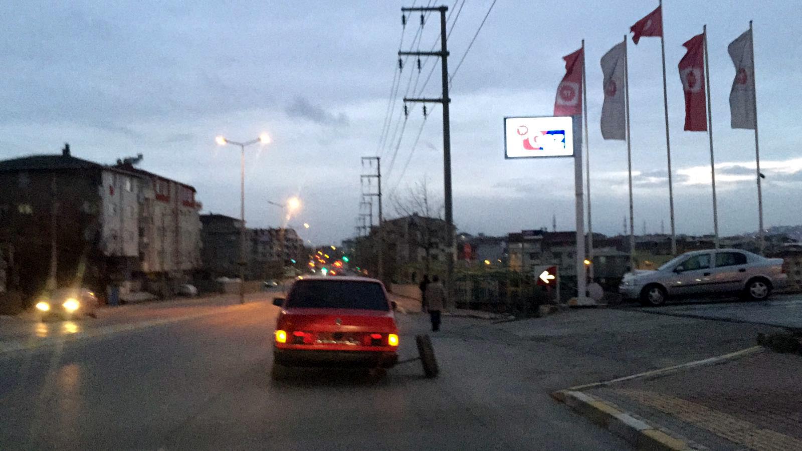 Tekerleği yarım metre dışarıda ilerledi!