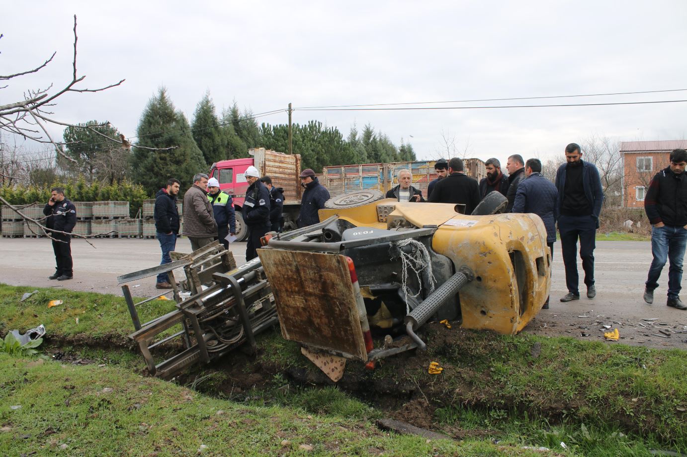 Otomobil forklifte çarptı: 3 yaralı