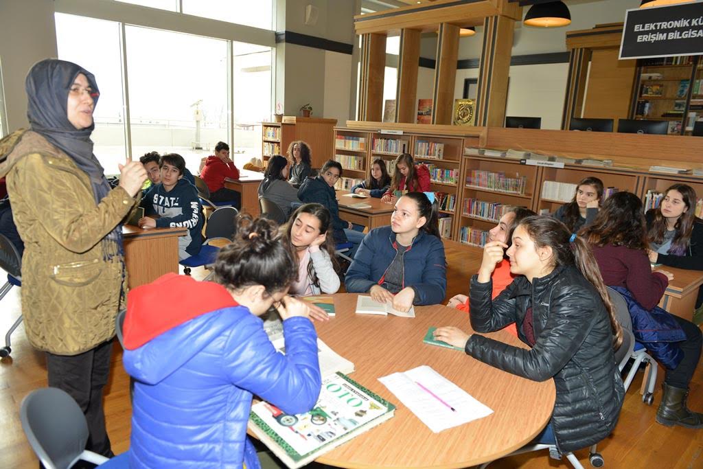 Halk Kütüphanesinde kitap okuma etkinliği