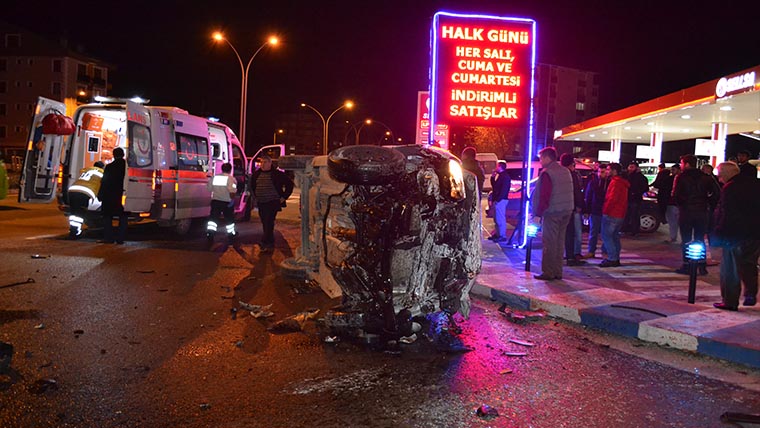 Karamürsel ilçesinde kavşakta 2 otomobilin çarpışması sonucu 6 kişi yaralandı.