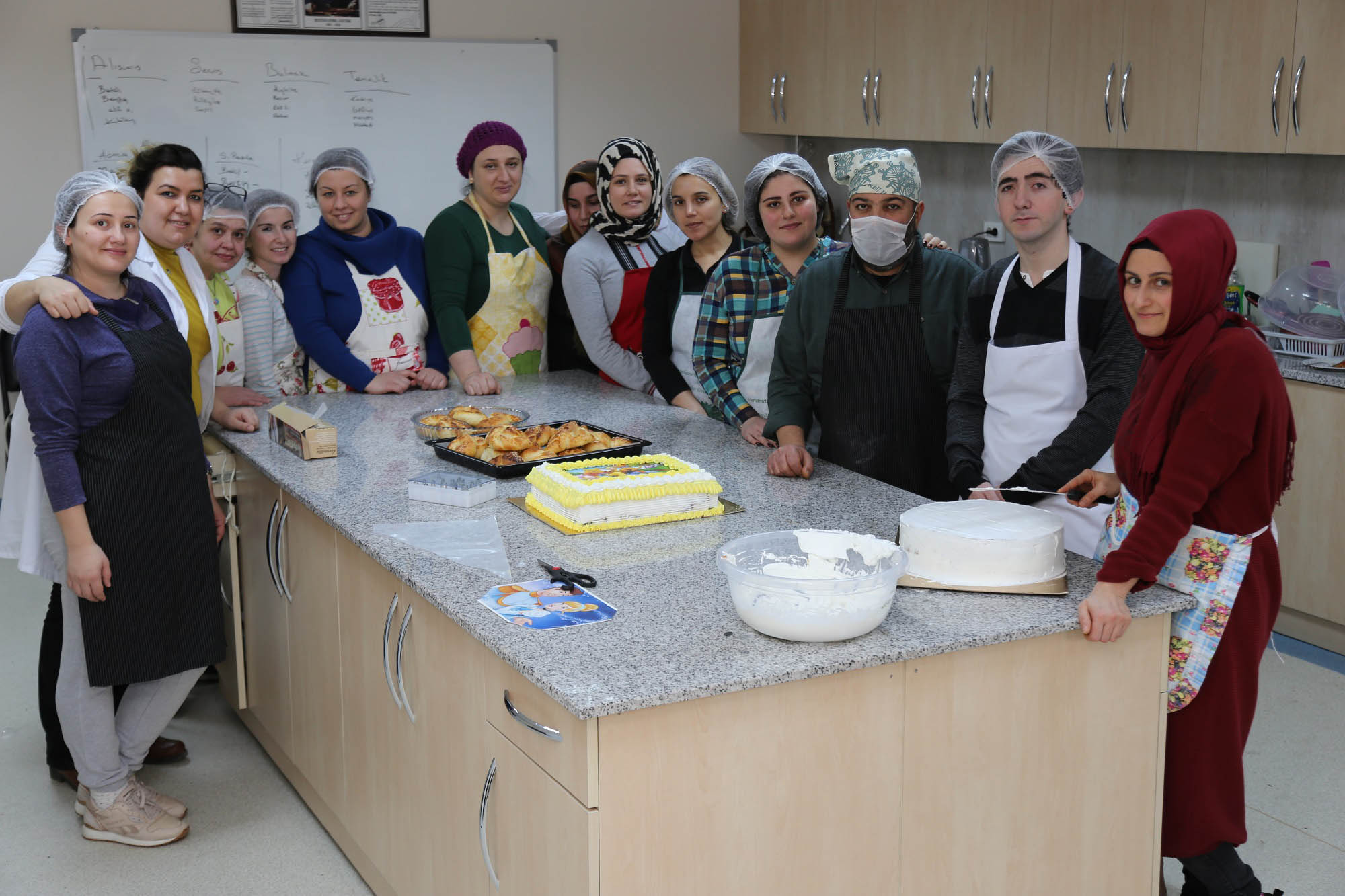 Yeni pastacı çırakları bu kursta yetişiyor