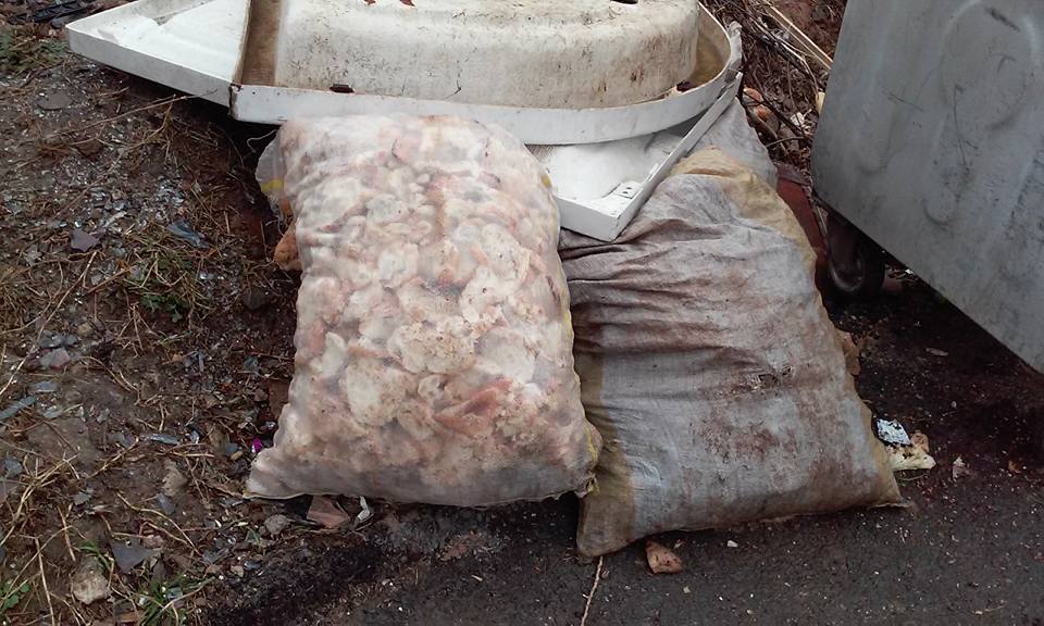 Çuvalla çöpe attılar!