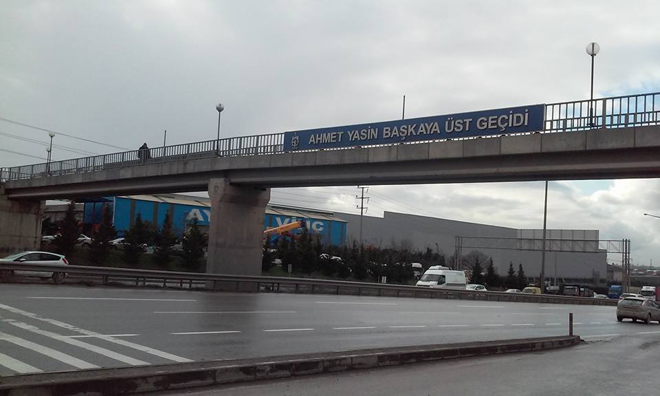 Üstgeçit çevresi perişan!