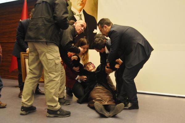 Şehit annesi törende bayıldı