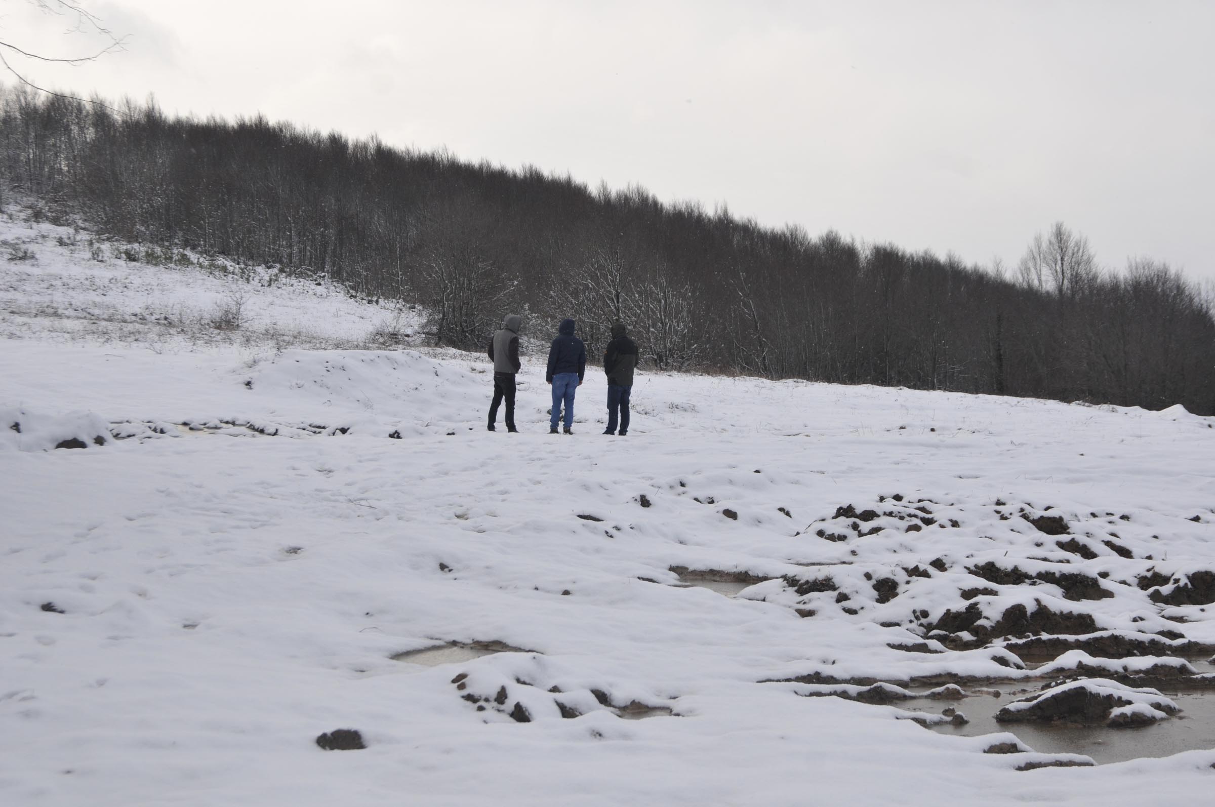 Toprağa gömülü cesetler bulundu
