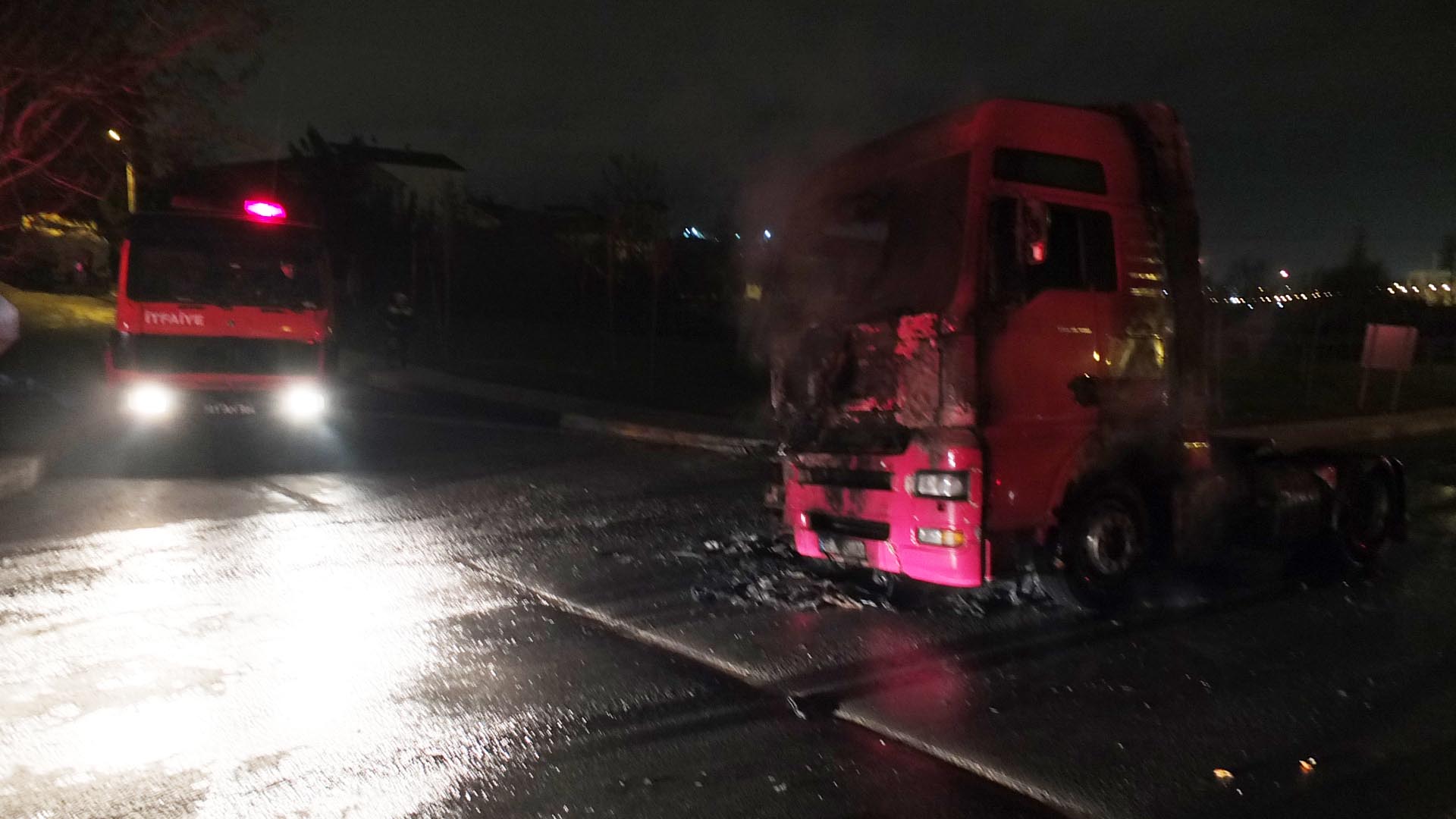 Tır alev, alev yandı