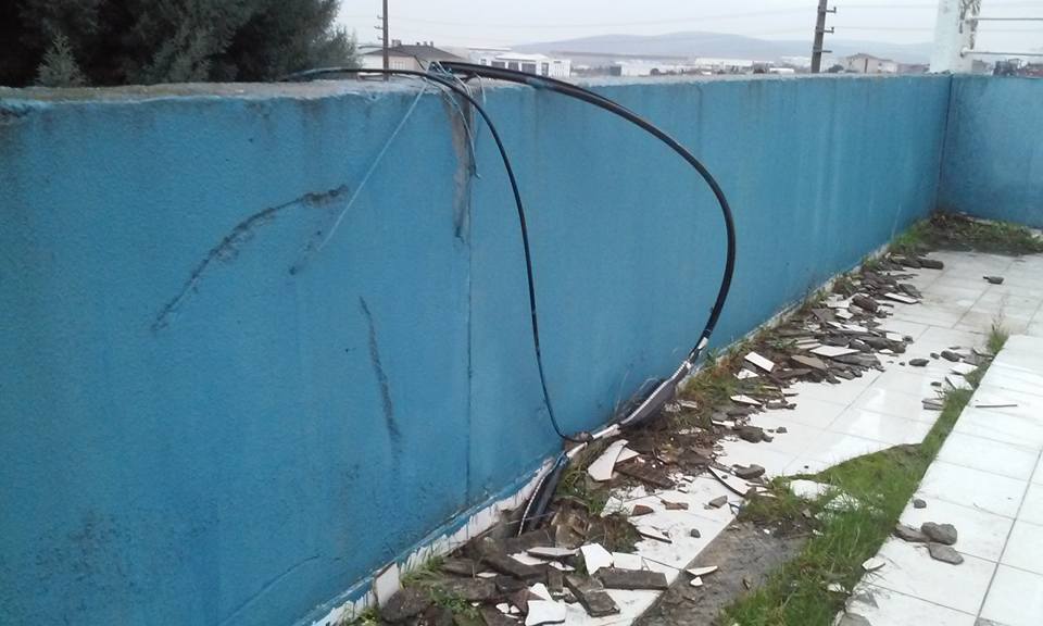 Kablolar tehlike saçıyor