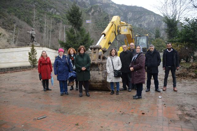 Maçka'da park üzerindeki projeye tepki: Asırlık ağaçları söküp düğün salonu yapacaklar