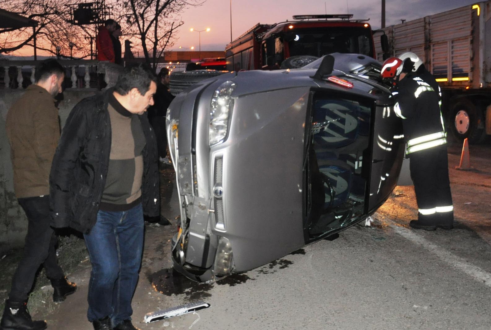 Beton mikserinin çarptığı otomobil takla attı