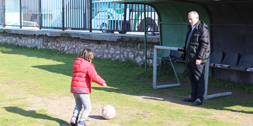 Yavuz, oğluyla top oynadı