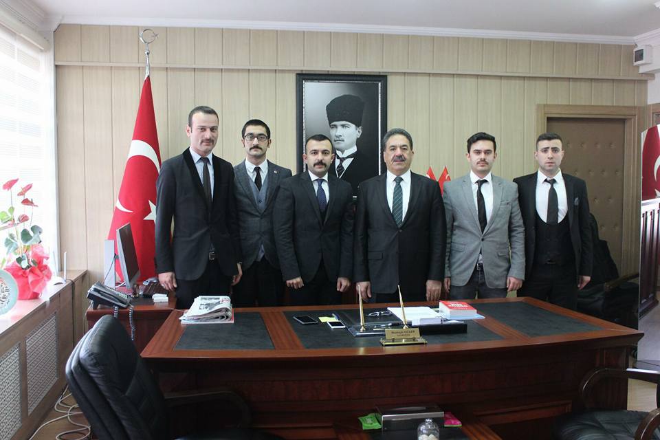 Türkeş’in  kitabını hediye ettiler